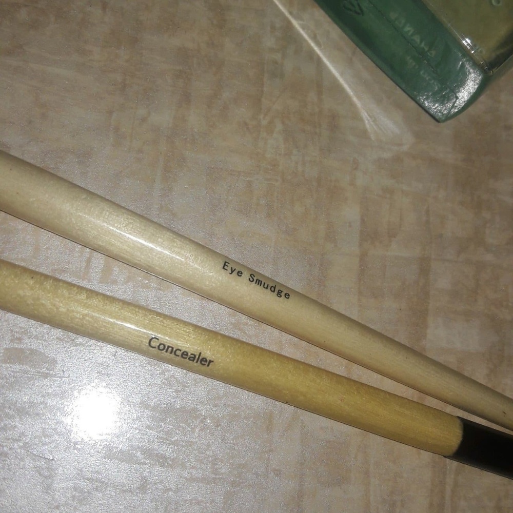 2 Bobbi Brown brushes - Picture 2 of 3